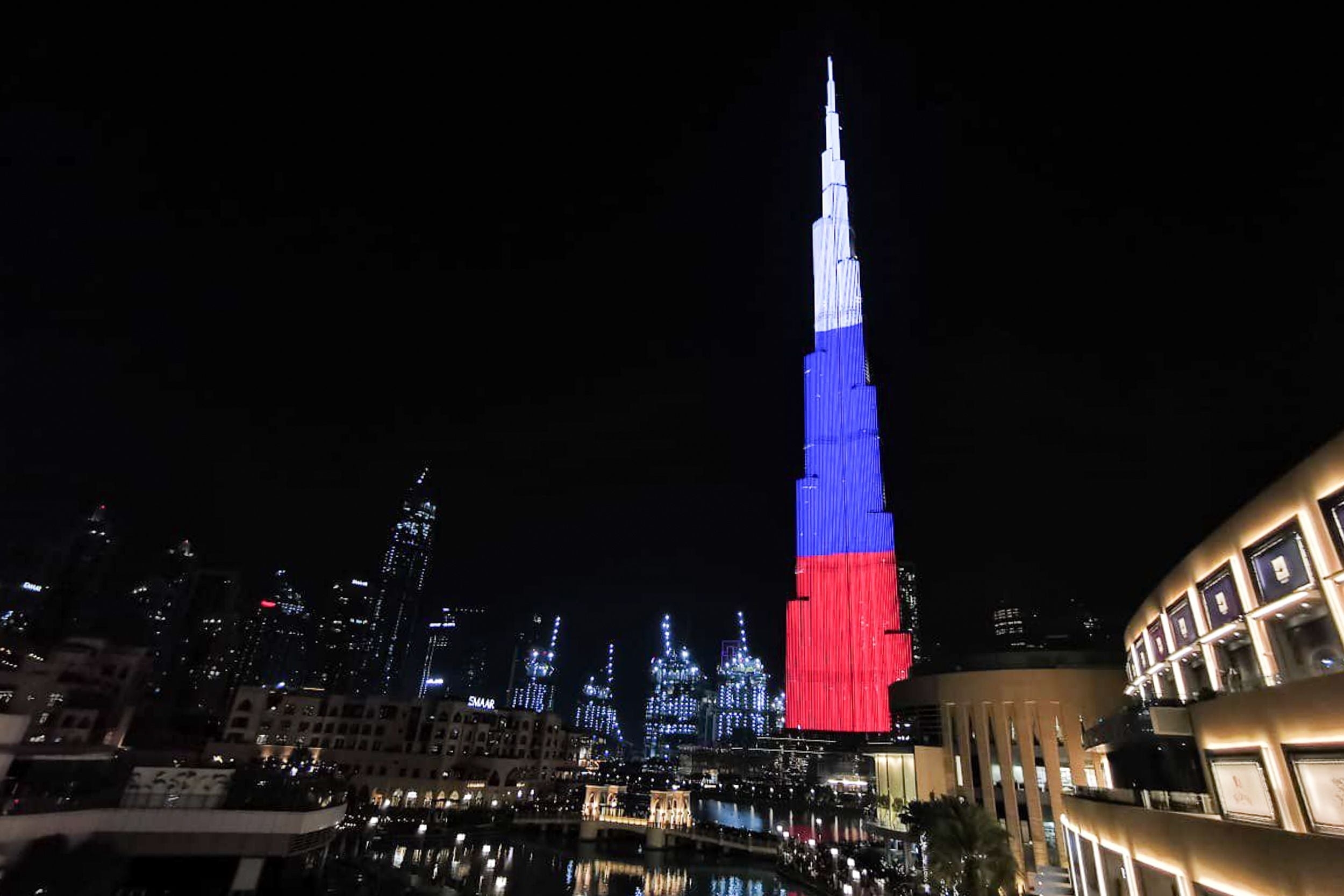 Бурдж халифа триколор. Бурдж Халифа флаг России. Башня Бурдж Халифа. Небоскрёб Бурдж-Халифа в Дубае. Бурдж Халифа 12 июня 2020.